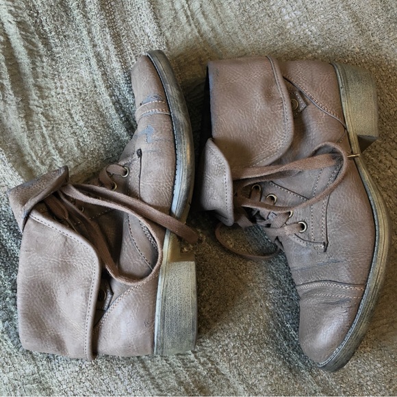 Gray-brown Rocket Dog brand fold-down, lace-up ankle boots. US size 9 - Picture 3 of 8